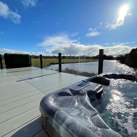 Luxury Lakeside Lodge With Htub Beautiful Views Annan Exterior photo