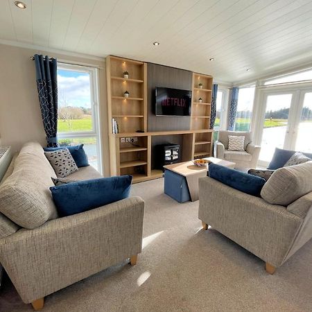 Luxury Lakeside Lodge With Htub Beautiful Views Annan Exterior photo