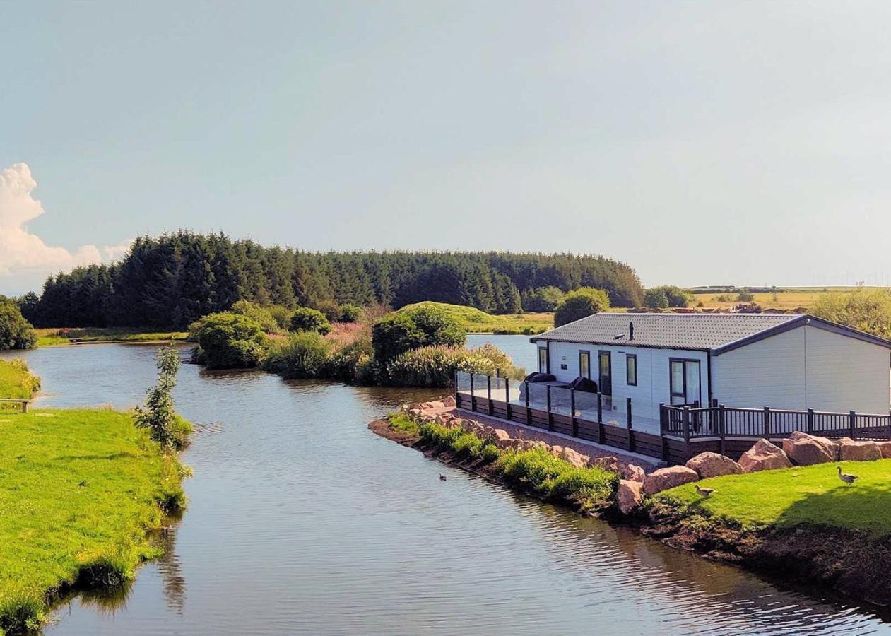Luxury Lakeside Lodge With Htub Beautiful Views Annan Exterior photo