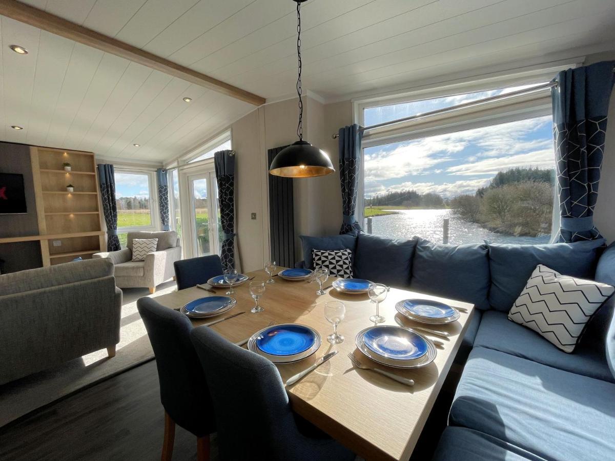 Luxury Lakeside Lodge With Htub Beautiful Views Annan Exterior photo