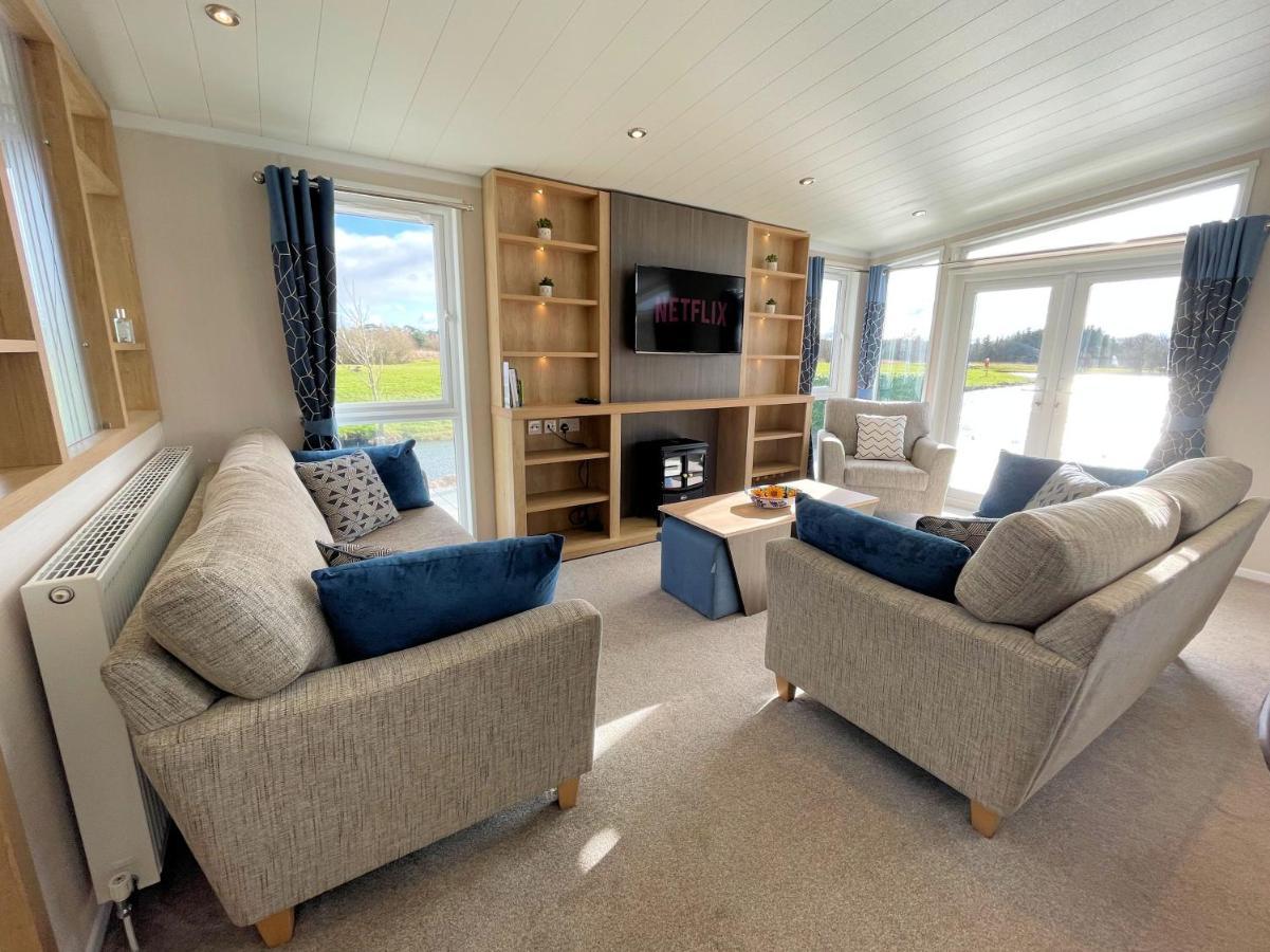 Luxury Lakeside Lodge With Htub Beautiful Views Annan Exterior photo