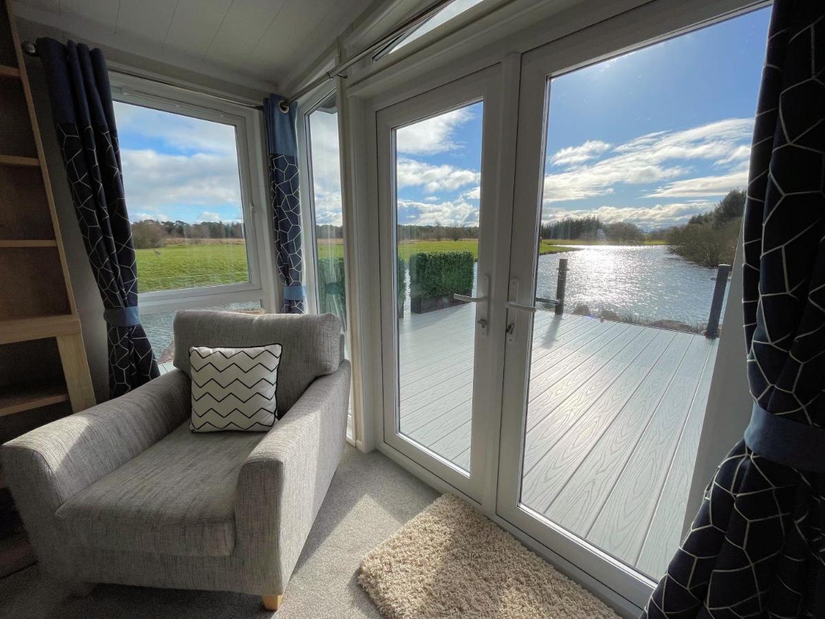 Luxury Lakeside Lodge With Htub Beautiful Views Annan Exterior photo