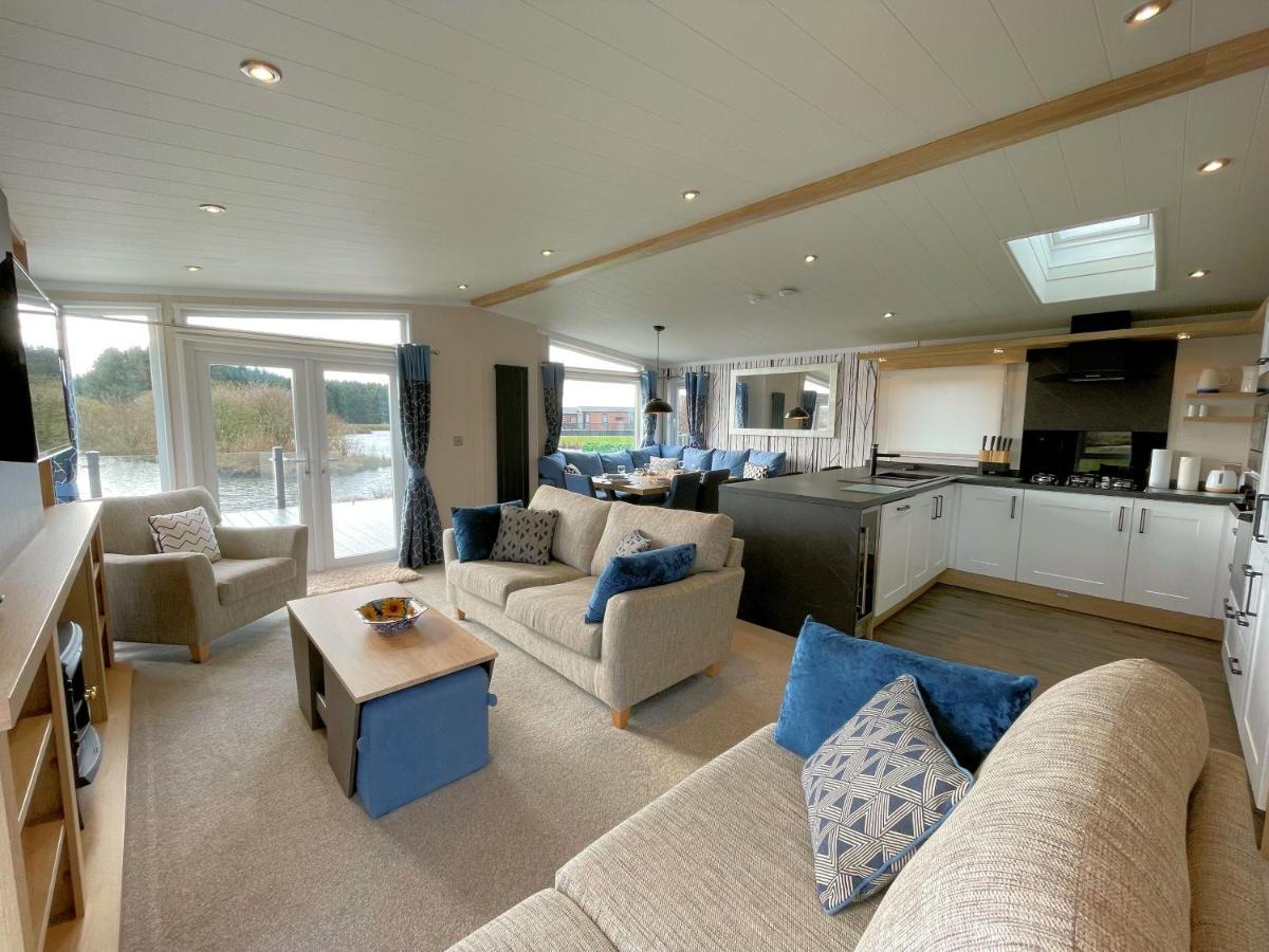 Luxury Lakeside Lodge With Htub Beautiful Views Annan Exterior photo