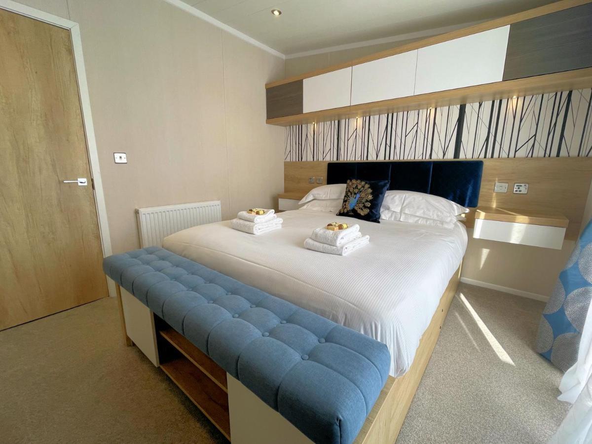 Luxury Lakeside Lodge With Htub Beautiful Views Annan Exterior photo