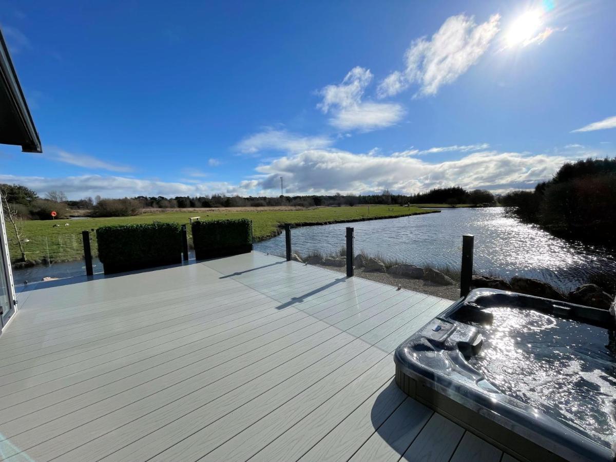 Luxury Lakeside Lodge With Htub Beautiful Views Annan Exterior photo