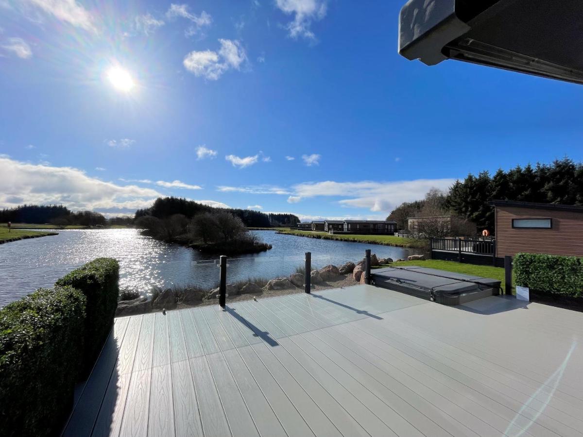 Luxury Lakeside Lodge With Htub Beautiful Views Annan Exterior photo