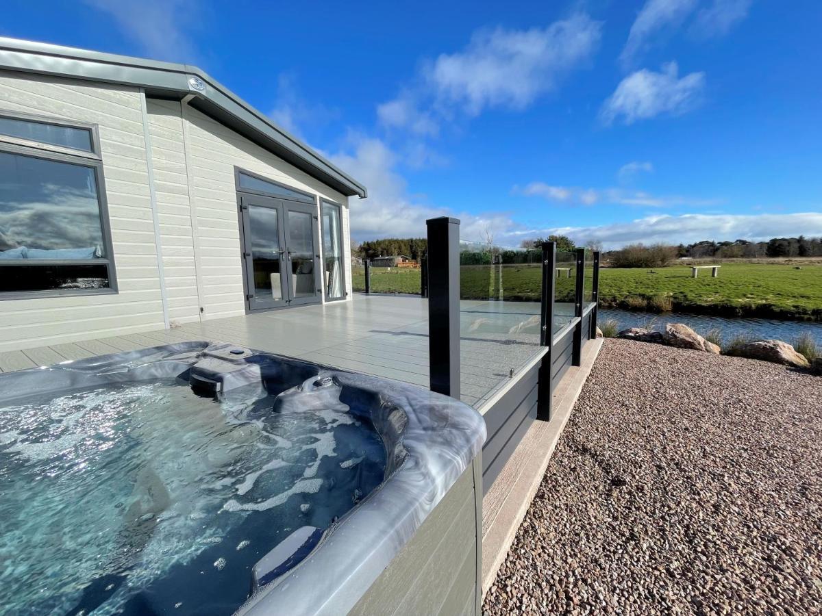 Luxury Lakeside Lodge With Htub Beautiful Views Annan Exterior photo