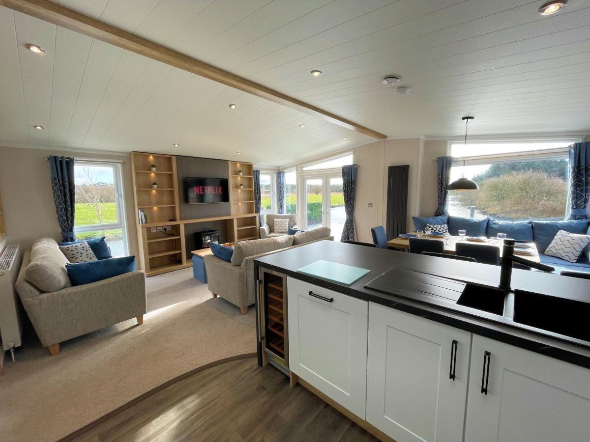 Luxury Lakeside Lodge With Htub Beautiful Views Annan Exterior photo