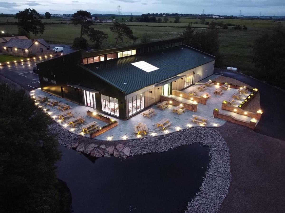 Luxury Lakeside Lodge With Htub Beautiful Views Annan Exterior photo