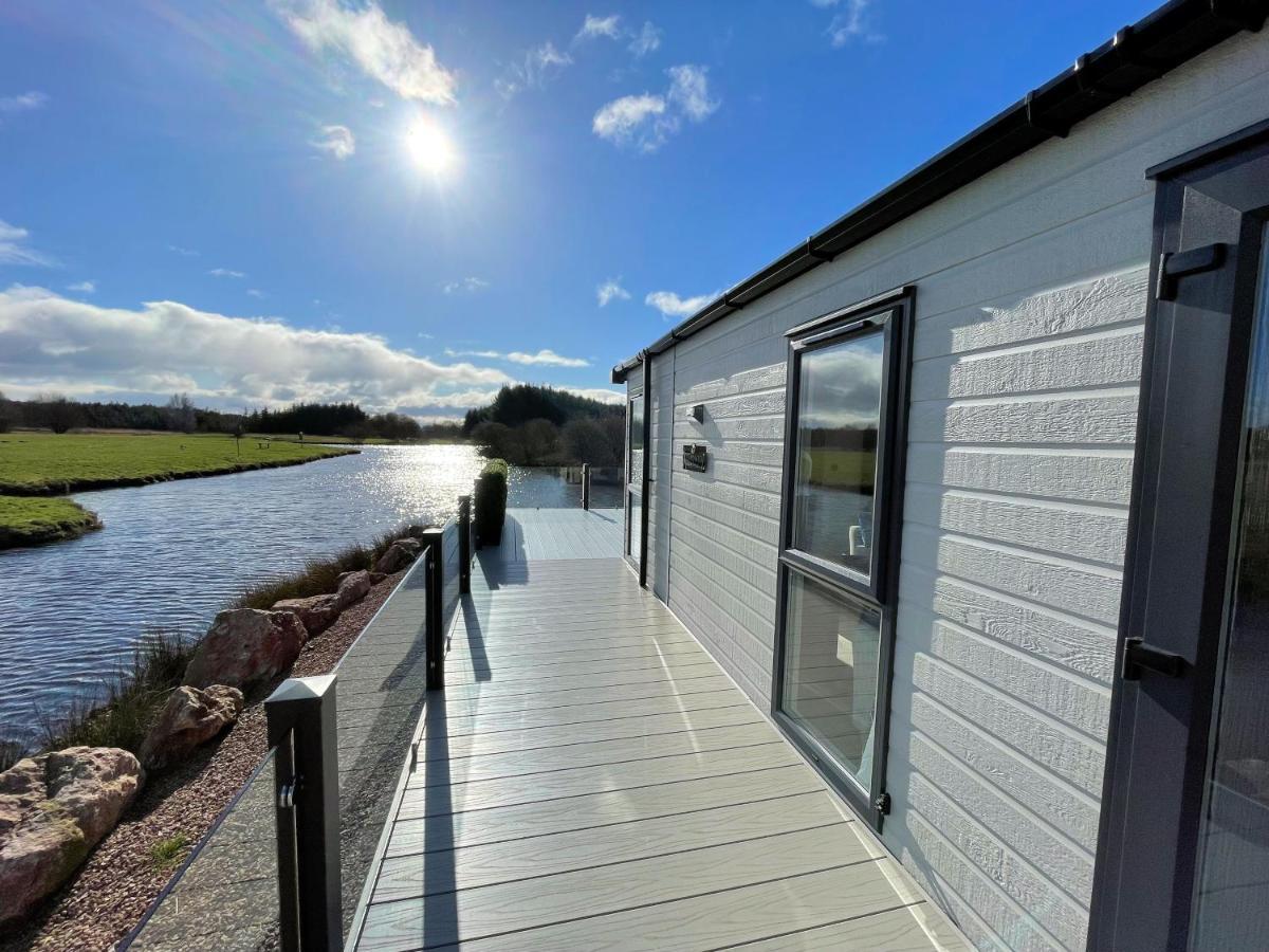 Luxury Lakeside Lodge With Htub Beautiful Views Annan Exterior photo