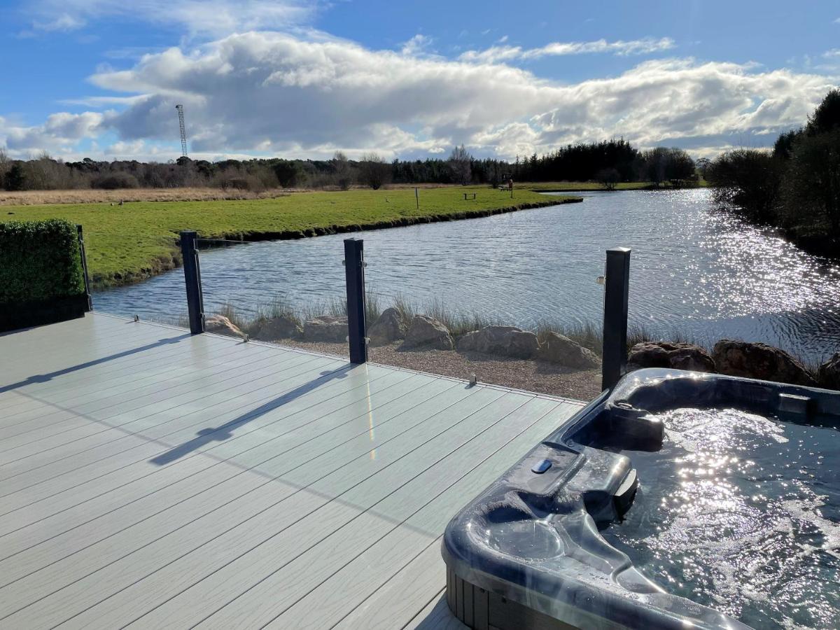 Luxury Lakeside Lodge With Htub Beautiful Views Annan Exterior photo