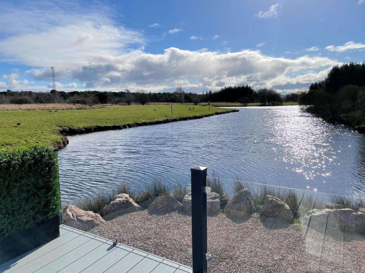 Luxury Lakeside Lodge With Htub Beautiful Views Annan Exterior photo