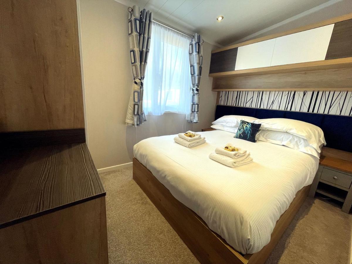 Luxury Lakeside Lodge With Htub Beautiful Views Annan Exterior photo